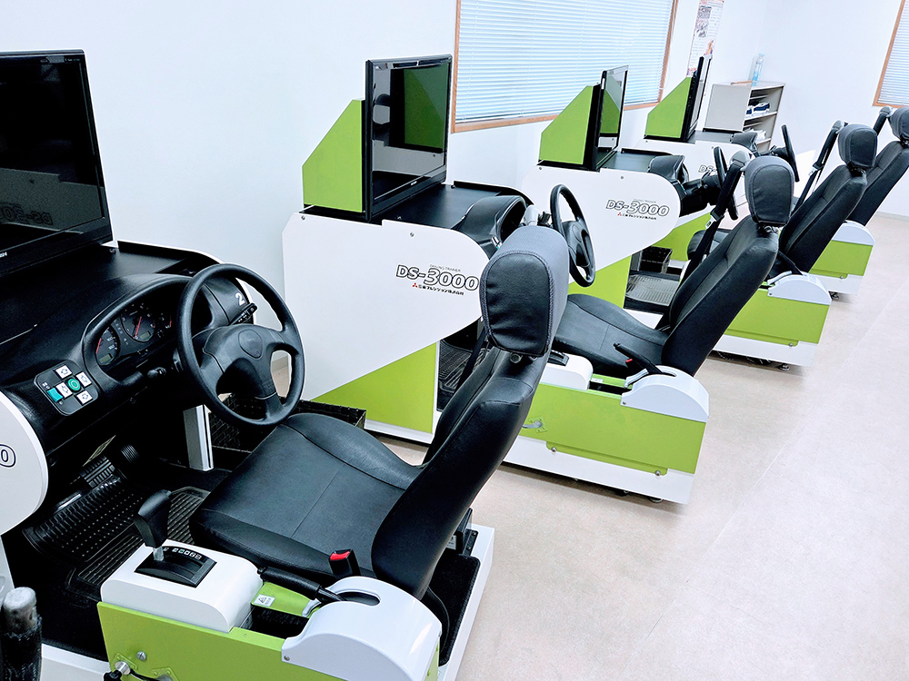 運転適性検査機　あなたの運転を的確に分析。長所・短所を指導員が丁寧にアドバイスするよ